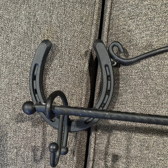 Black Horseshoe Wall Hook Rack - Picture 5 of 5